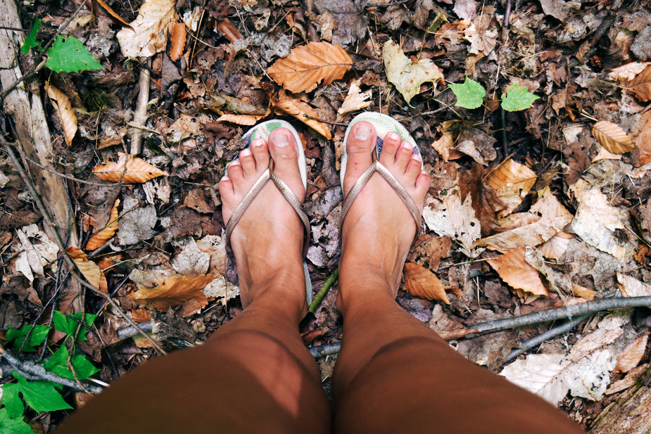 feet-in-sandals-on-fall-leaves